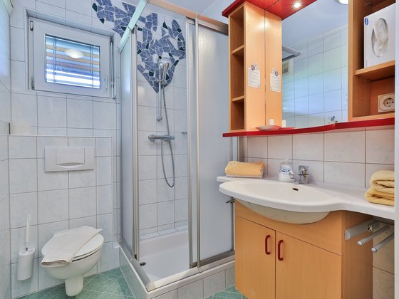 Bad im Appartement Family im Hotel Garni Zerza.