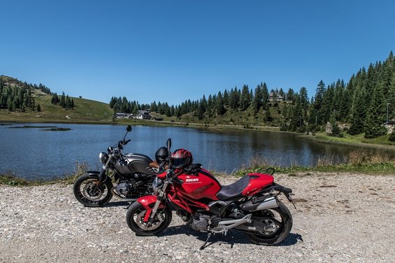 Rast während der Sauris Tour an einem See