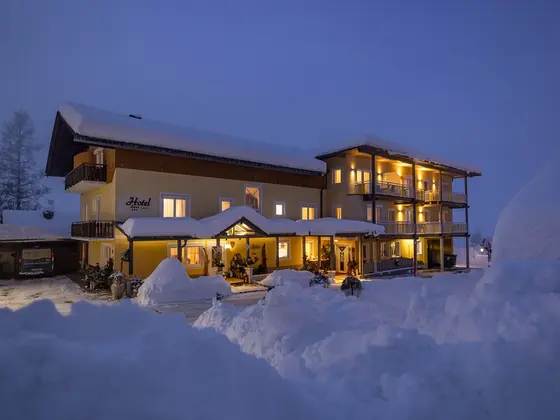 Hotel Garni Zerza bei Nacht.