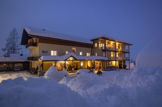 Hotel Garni Zerza bei Nacht